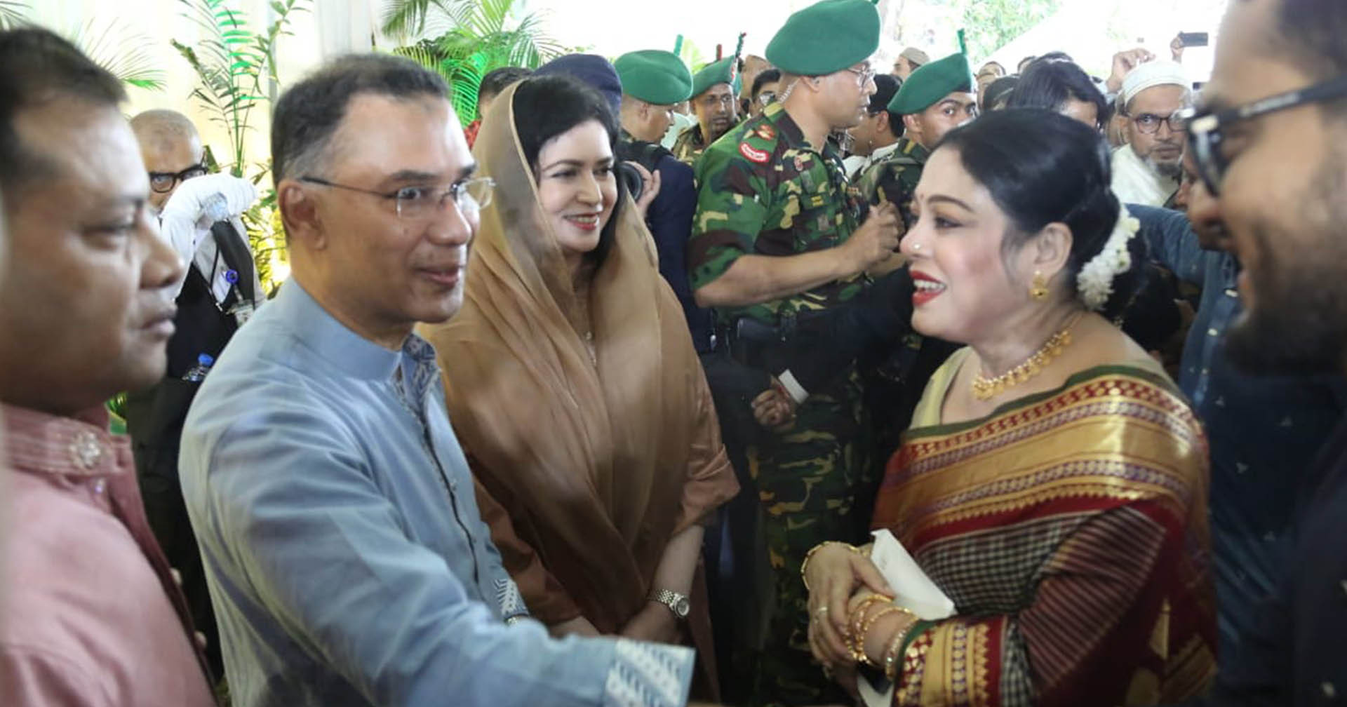 সর্বসাধারণের সঙ্গে ঈদুল ফিতরের শুভেচ্ছা বিনিময় করছেন প্রধানমন্ত্রী