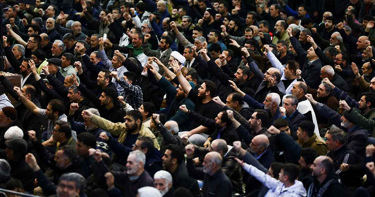 হামলার আশঙ্কার মধ্যেই ঈদের নামাজে ঢল নামলো ইরানিদের