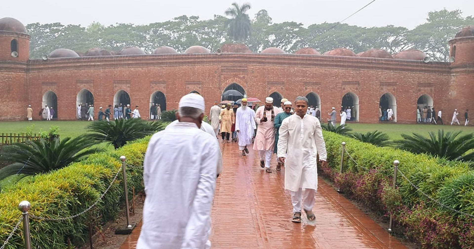 বৃষ্টি উপেক্ষা করে ষাটগম্বুজ মসজিদে হাজারো মুসল্লি