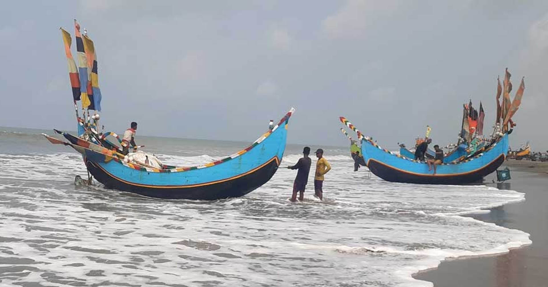 সাগরে দুই ঘণ্টা সাঁতরে বাবার মরদেহ নিয়ে বাড়ি ফিরলেন দুই ছেলে