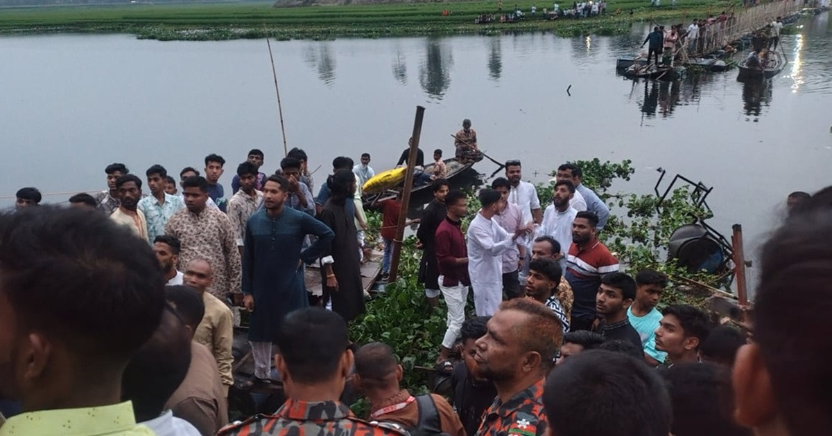 শতাধিক মানুষসহ ব্রিজ ভেঙে নদীতে, ৪ শিশুর লাশ উদ্ধার