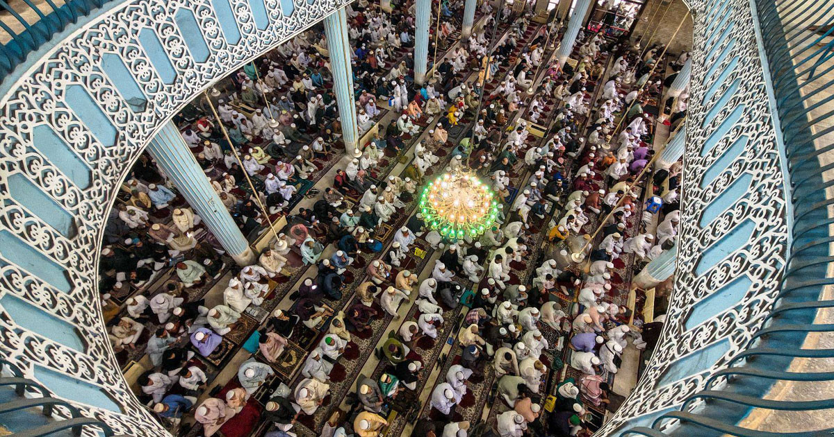 ধর্মীয় ভাবগাম্ভীর্য ও উৎসবমুখর পরিবেশে দেশজুড়ে পবিত্র ঈদুল ফিতর উদযাপন