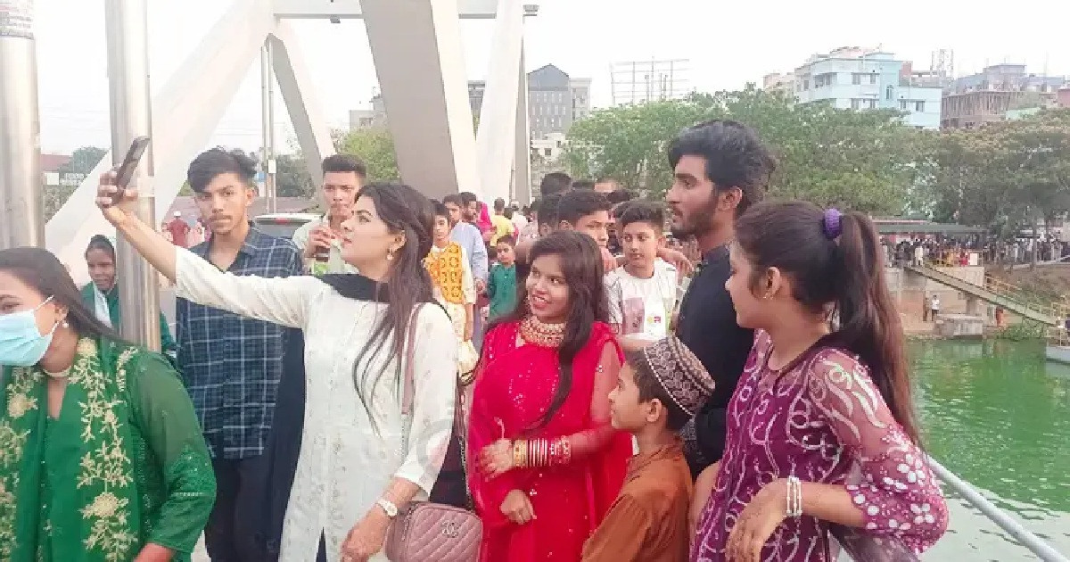 ঈদের দিনে হাতিরঝিলে দর্শনার্থীর চাপ