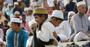 আজ পবিত্র ঈদুল ফিতর, ঘরে ঘরে উৎসবের আনন্দ