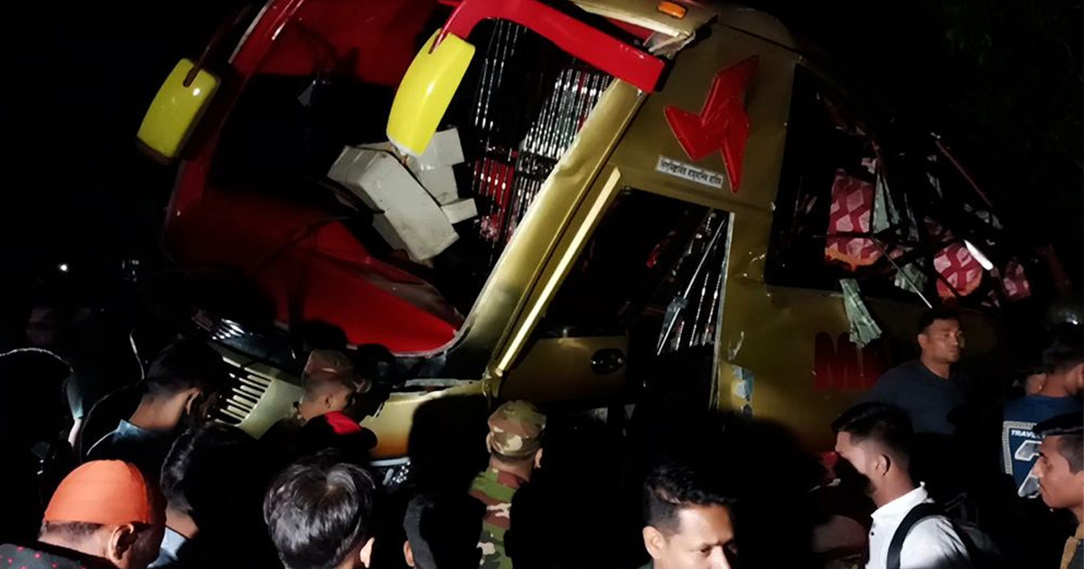 কুমিল্লায় বাস-ট্রেন সংঘর্ষ, শিশু-নারীসহ নিহত ১২