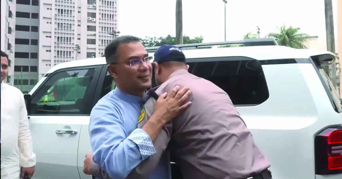 প্রধানমন্ত্রীর সঙ্গে পুলিশ সার্জেন্টের কোলাকুলি, নেট দুনিয়ায় প্রশংসার ঝড়