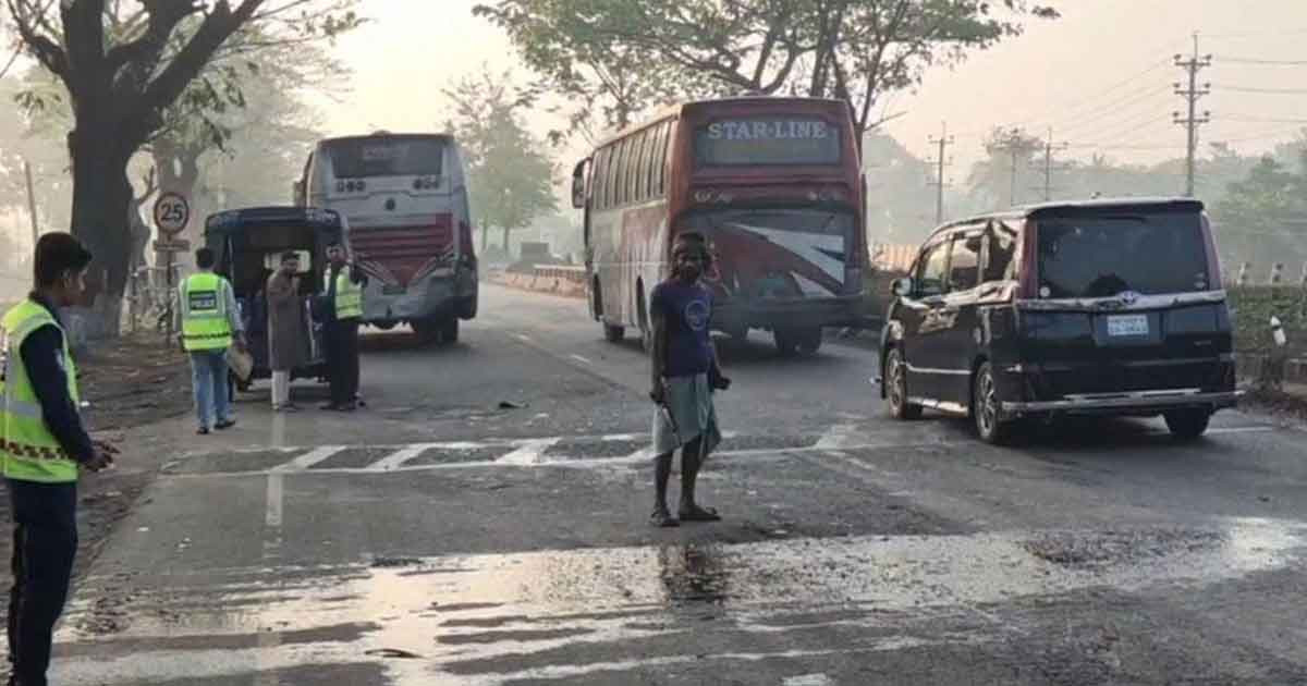 ফেনীতে বাস-অ্যাম্বুলেন্স-মোটরসাইকেলের ত্রিমুখী সংঘর্ষে ঝরল তিন প্রাণ
