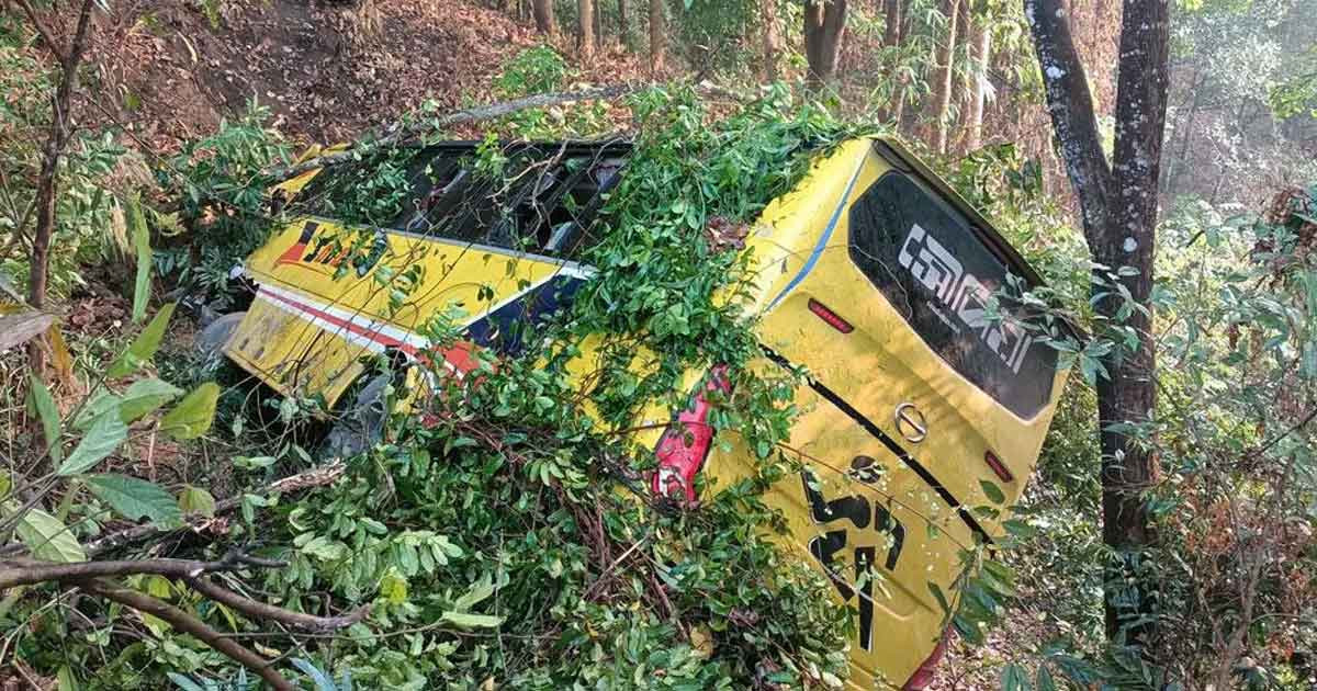 পর্যটকদের নিয়ে পাহাড় থেকে আছড়ে পড়লো বাস, আহত ২০