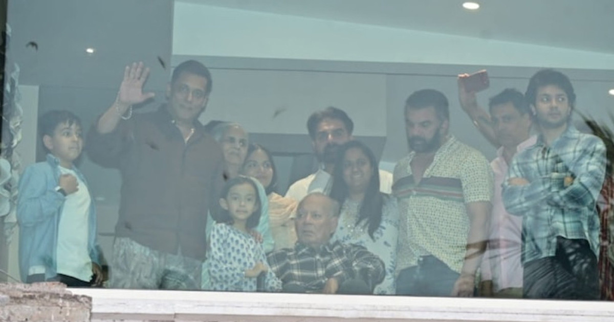 ঈদে সপরিবারে ভক্তদের দেখা দিলেন সালমান ও সেলিম খান