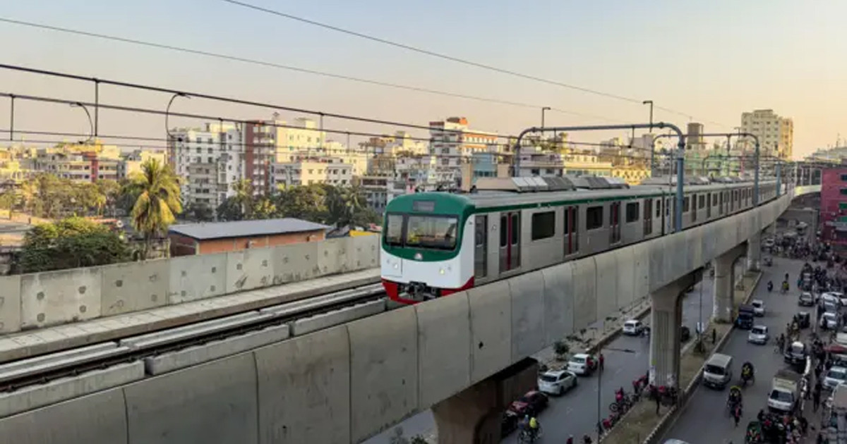 ঈদের ছুটিতে মেট্রোরেলে উপচে পড়া ভিড়