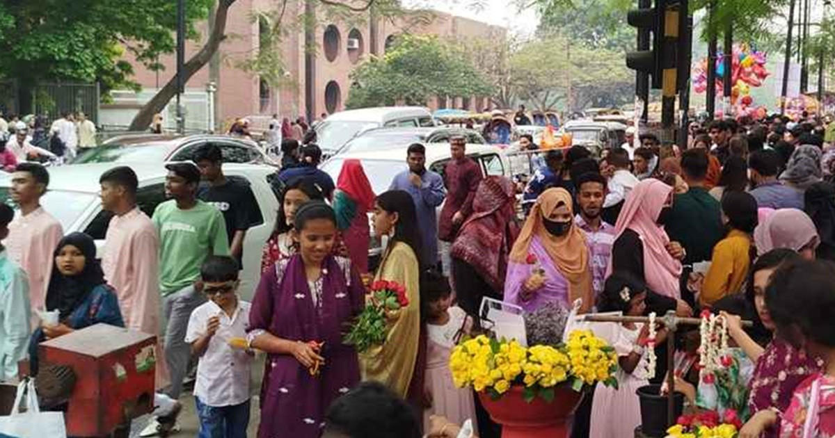 ঢাকায় বিনোদন কেন্দ্রে দর্শনার্থীর উপচে পড়া ভিড়