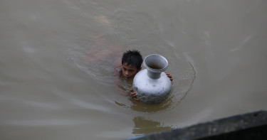 নিরাপদ পানির বাইরে ১০ কোটির বেশি মানুষ