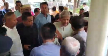 নেতাকর্মীদের সাথে মির্জা ফখরুলের ঈদ শুভেচ্ছা বিনিময়