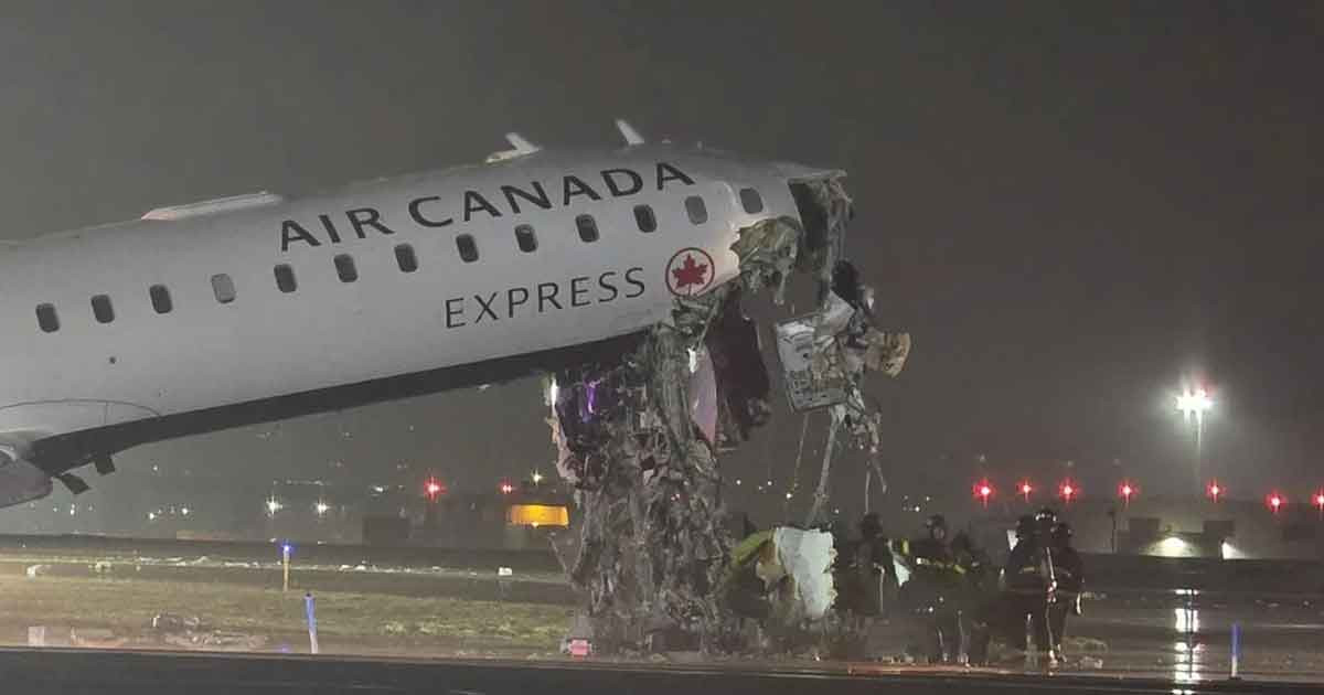 রানওয়েতে বিমানের সঙ্গে গাড়ির সংঘর্ষ