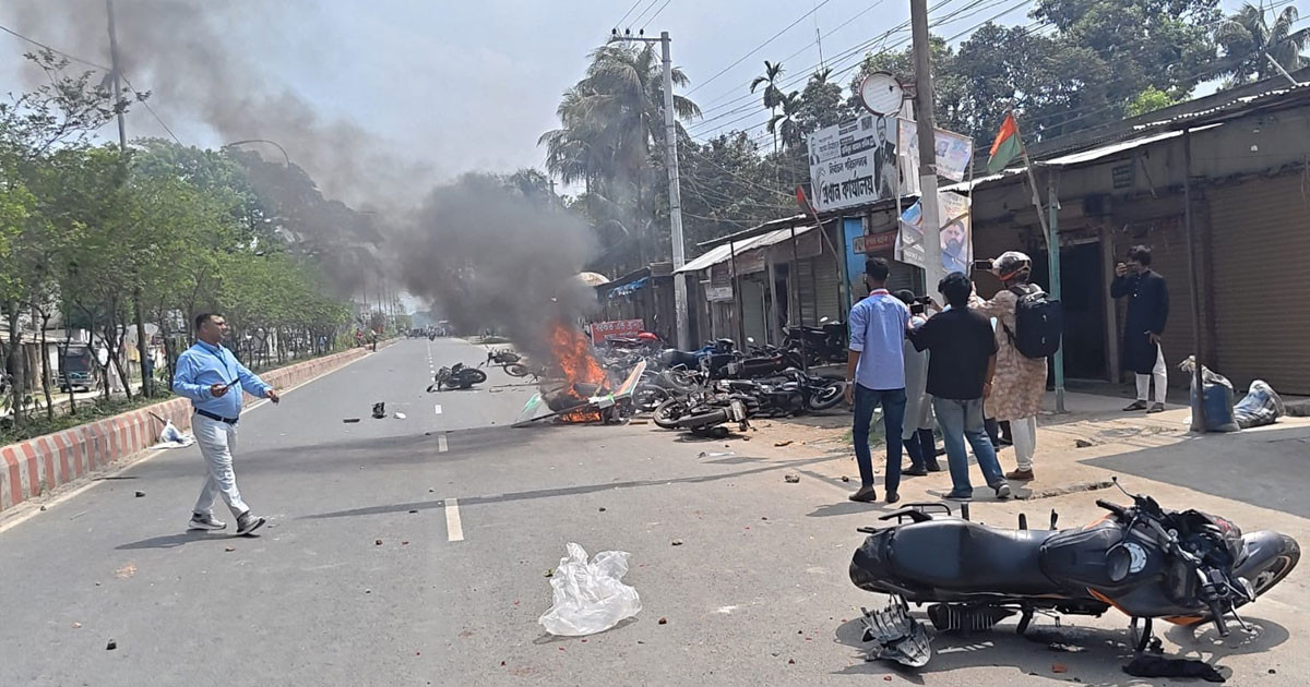 পাবনার বিএনপির দুই গ্রুপের সংঘর্ষ: অফিস ভাঙচুর, আহত অর্ধশতাধিক