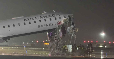 রানওয়েতে বিমানের সঙ্গে গাড়ির সংঘর্ষ! (ভিডিও)