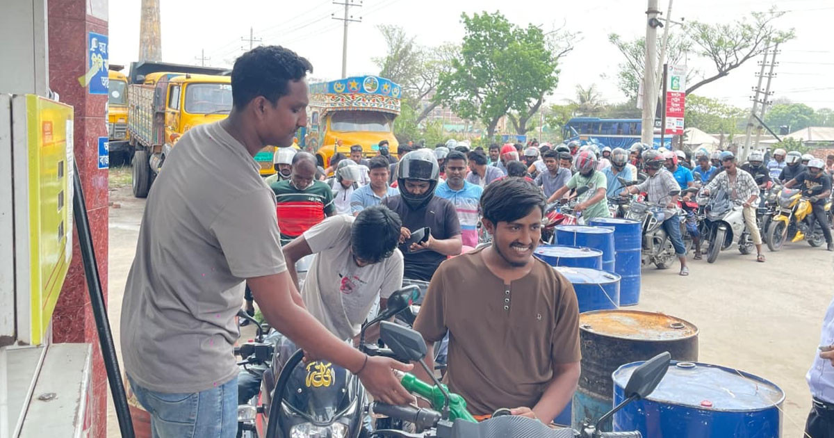 ধামরাইয়ে জ্বালানি তেলের তীব্র সংকট, দুই পাম্পে পেট্রোলের জন্য দীর্ঘ সারি