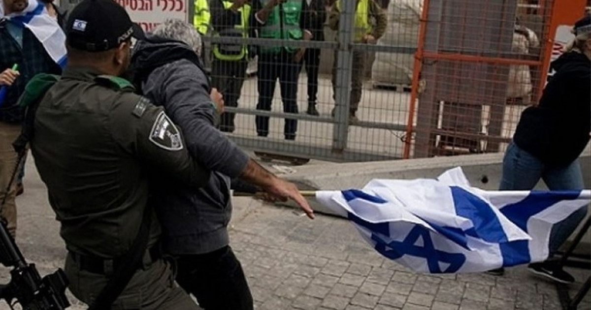 নিজ দেশের সৈন্যদের লক্ষ্য করে পাথর ছুঁড়েছে ইসরায়েলিরা