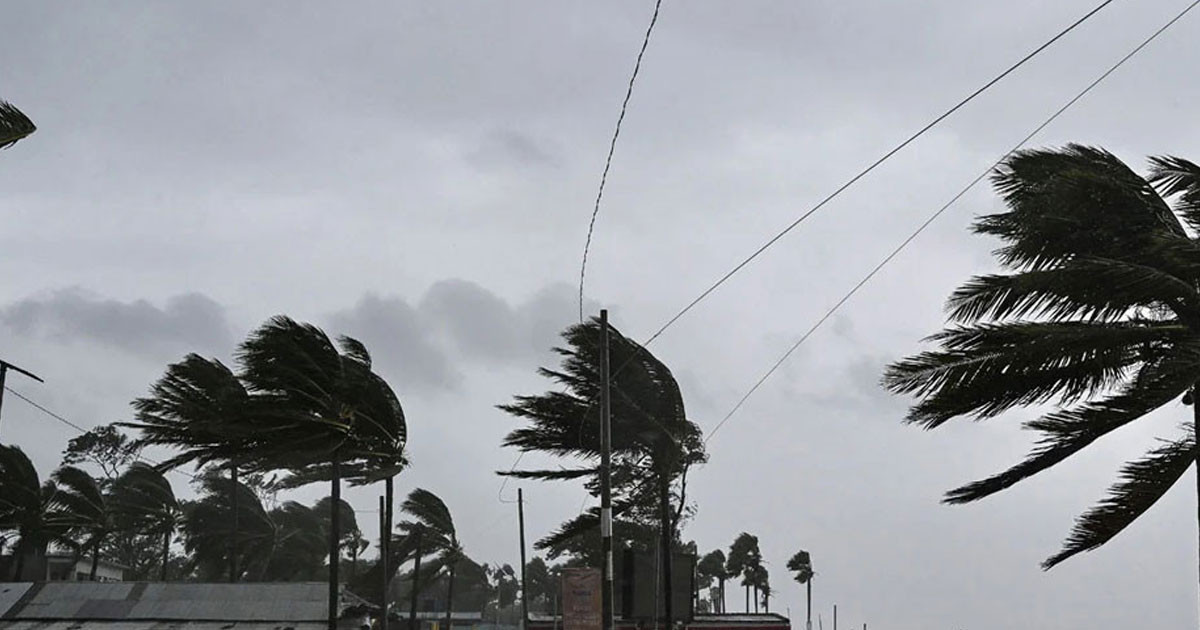 দুপুরের মধ্যে ঝড়ের আভাস, নদীবন্দরে সতর্কতা