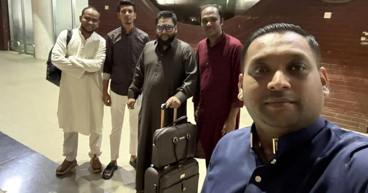 দেশ ছাড়ার আগে ফেসবুক পোস্ট, যা জানালেন আলোচিত সেই ‘নবীন পাঞ্জাবি’র মালিক