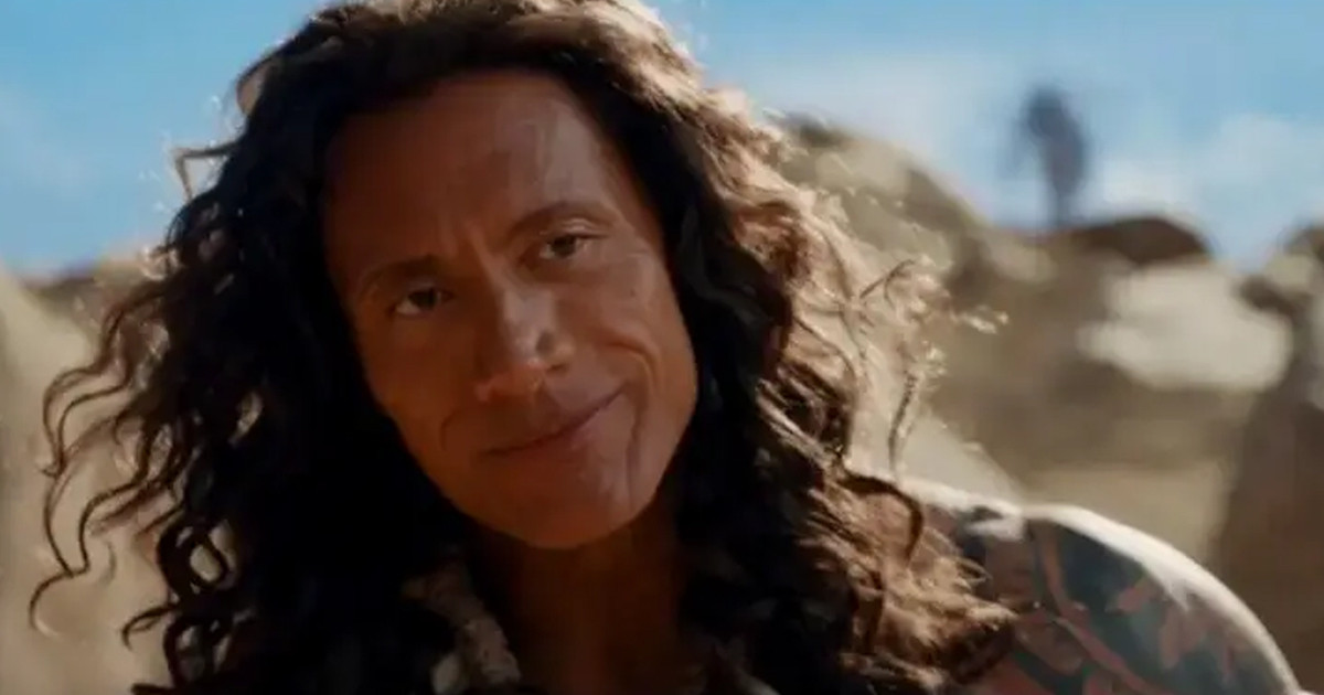 ঘন লম্বা চুলে ধরা দিলেন টাক মাথার ‘দ্য রক’