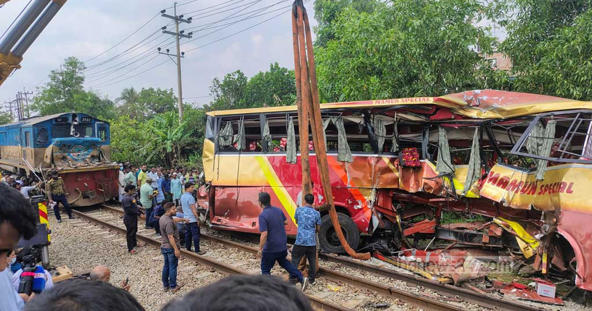 কুমিল্লায় বাস-ট্রেন সংঘর্ষে ১২ প্রাণহানি, রেলক্রসিং কর্মী গ্রেপ্তার