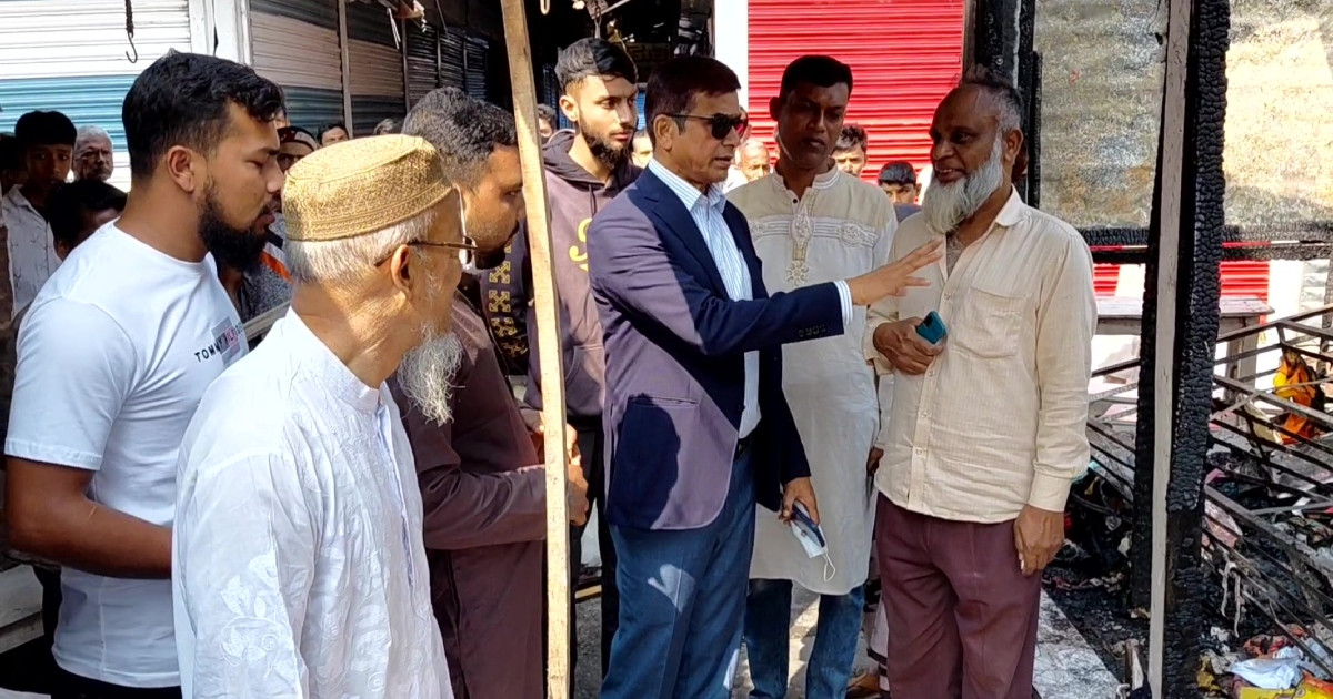 পঞ্চগড়ে টিন পট্রি বাজারে অগ্নিকাণ্ড, পরিদর্শনে গেলেন প্রতিমন্ত্রী