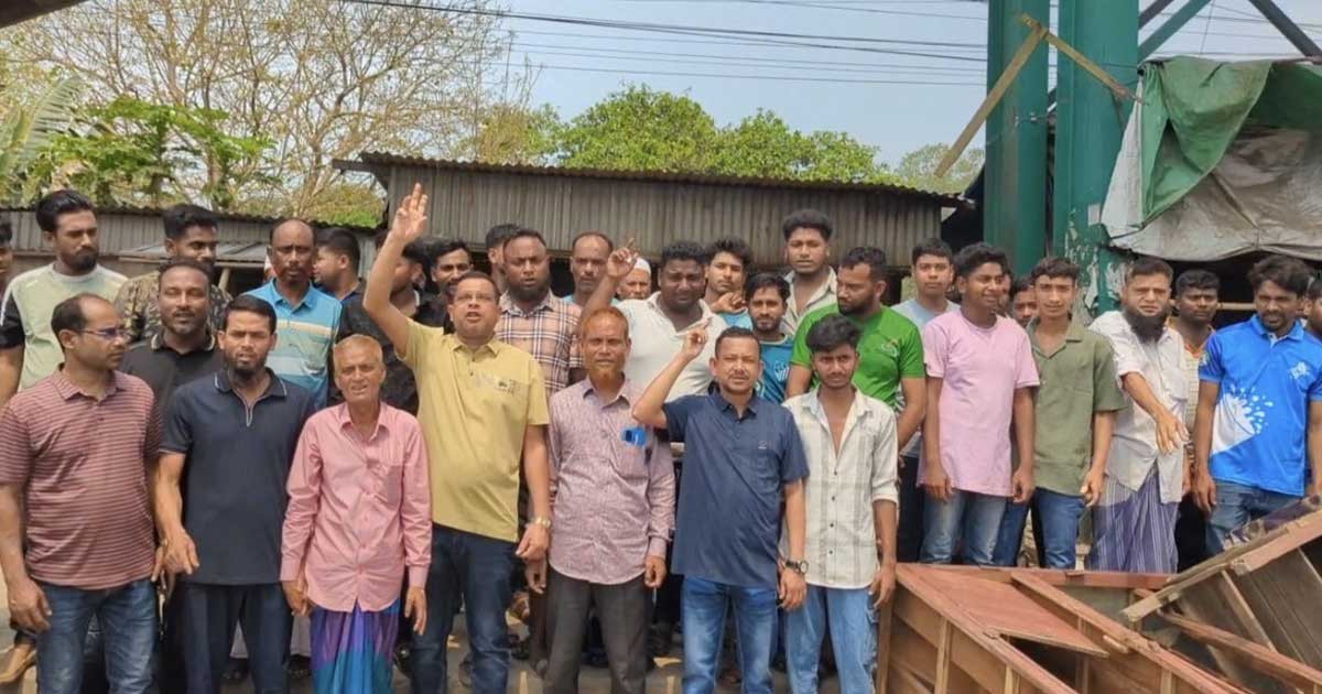 নিউজ টোয়েন্টিফোরে খবর প্রকাশের পর মাদকের আস্তানা ভেঙে দিল এলাকাবাসী