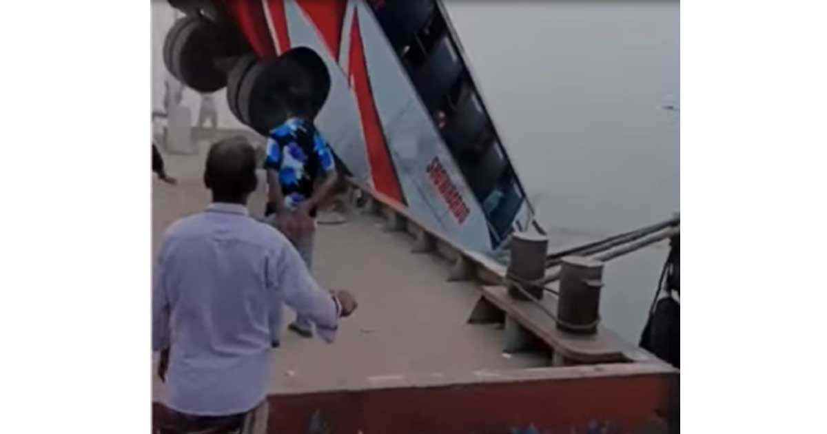 দৌলতদিয়া ফেরিঘাটে যাত্রীবাহী বাস উল্টে নদীতে, বহু হতাহতের শঙ্কা