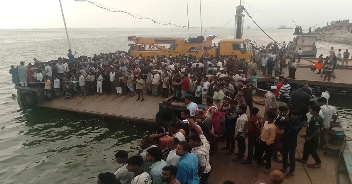 পদ্মায় ডুবল বাস: ৪ মরদেহ উদ্ধার, নিখোঁজ ৪৫