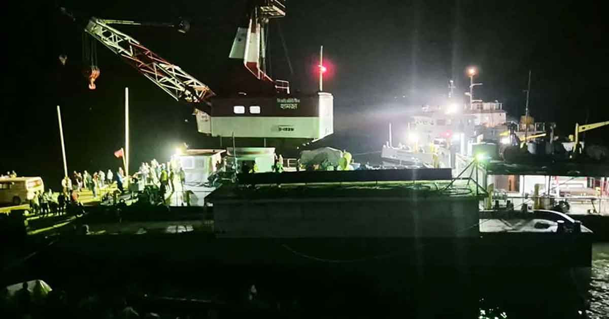 দৌলতদিয়ায় বাস ডুবি: উদ্ধারে কাজ শুরু করেছে ‘হামজা’