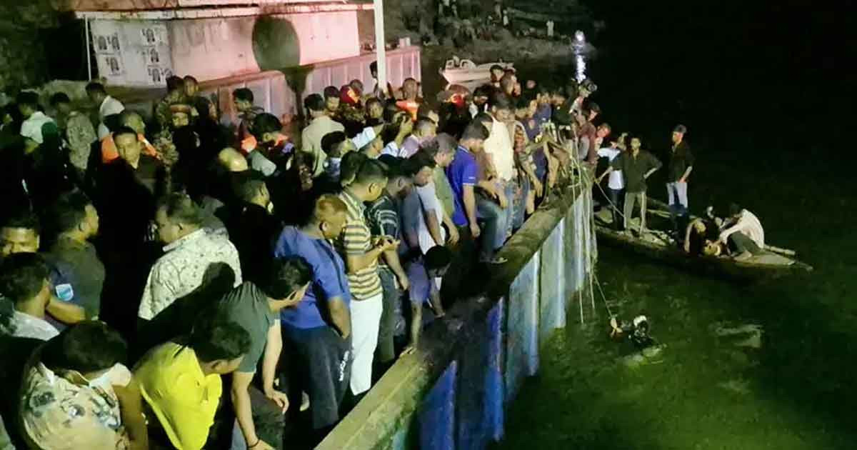 পদ্মায় বাসডুবি: এখনও ৩৩ জন পানির নিচে