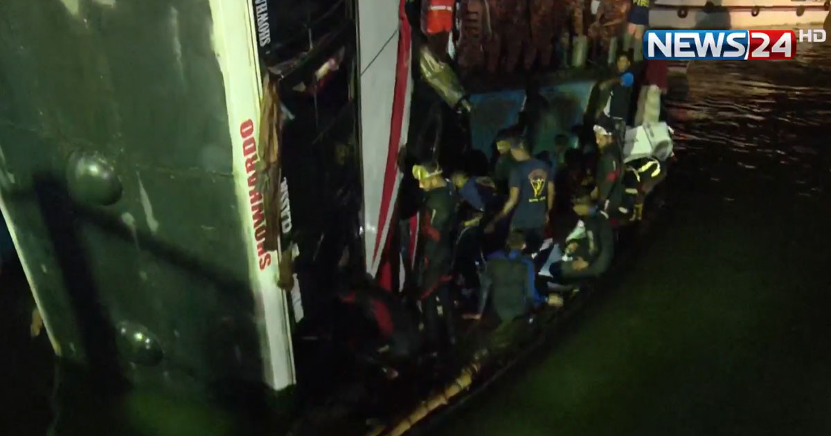 পদ্মায় ডুবে যাওয়া বাস উদ্ধার, ১২ জনের মরদেহ উদ্ধার