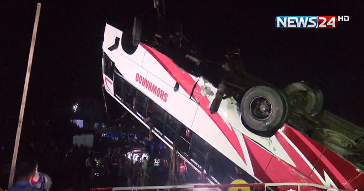 পদ্মায় ডুবে যাওয়া বাস থেকে ১২ লাশ উদ্ধার, নিহতের সংখ্যা বেড়ে ১৪