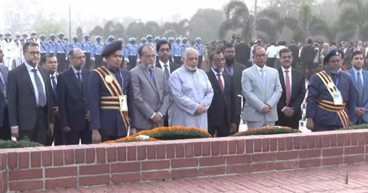 জাতীয় স্মৃতিসৌধে বীর শহীদদের প্রতি প্রধান বিচারপতির শ্রদ্ধা