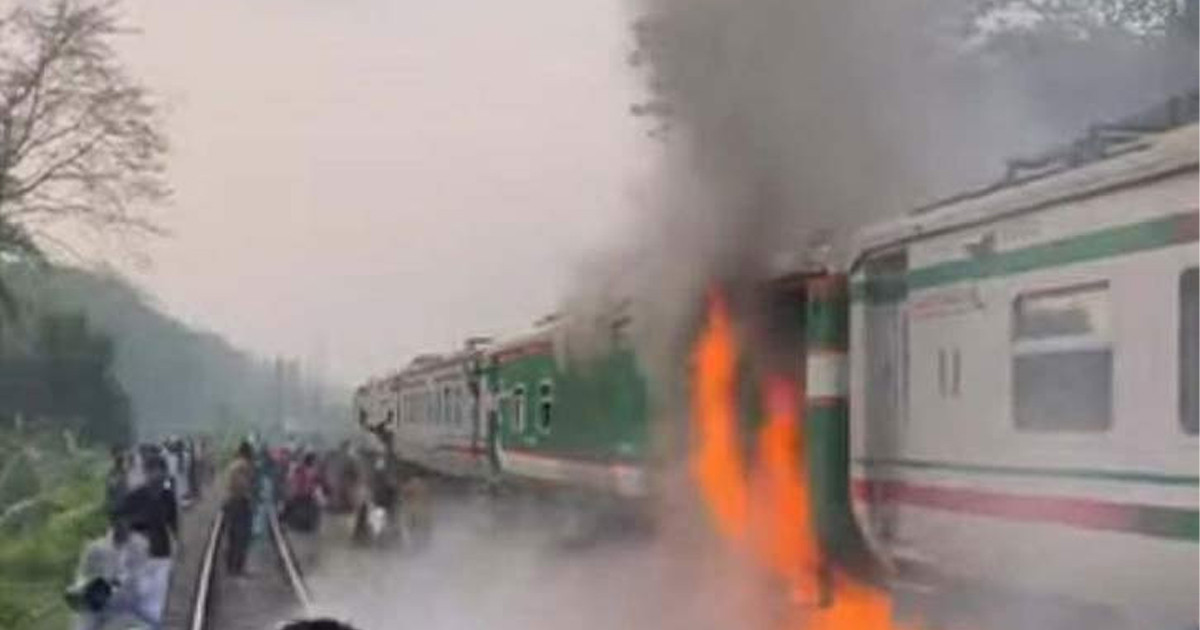 চট্টলা এক্সপ্রেসে অগ্নিকাণ্ড: আড়াই ঘণ্টা পর ট্রেন চলাচল স্বাভাবিক