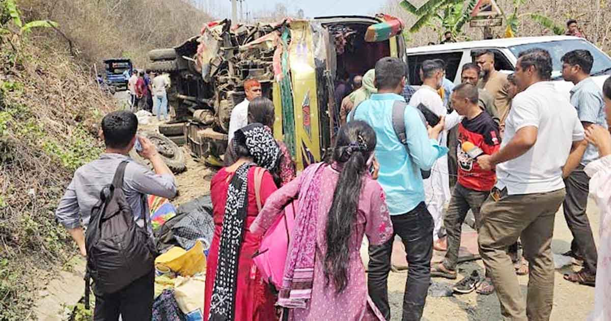 রাঙামাটিতে পোশাকশ্রমিকবাহী বাস উল্টে আহত ১৫