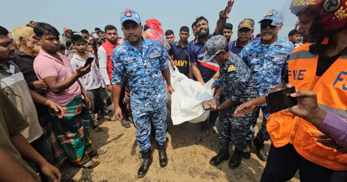 পদ্মাপাড়ে প্রিয়জনের লাশের অপেক্ষায় স্বজনদের আহাজারি