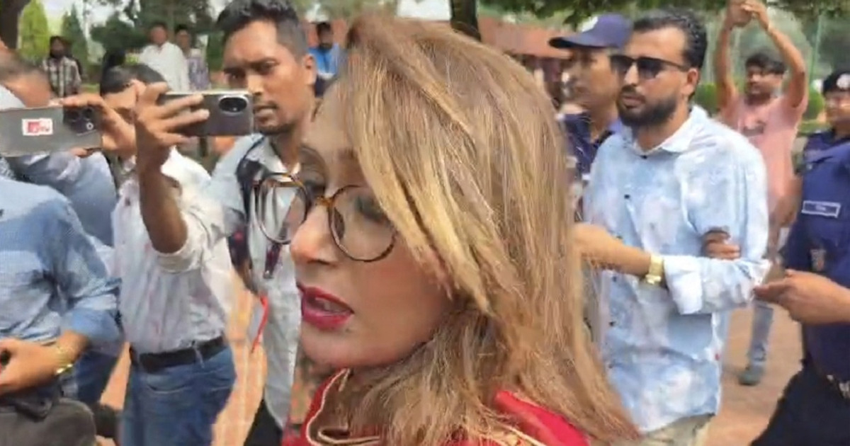 জাতীয় স্মৃতিসৌধে ফুল দিতে গিয়ে কার্যক্রম নিষিদ্ধ আ. লীগের ৩ জন আটক