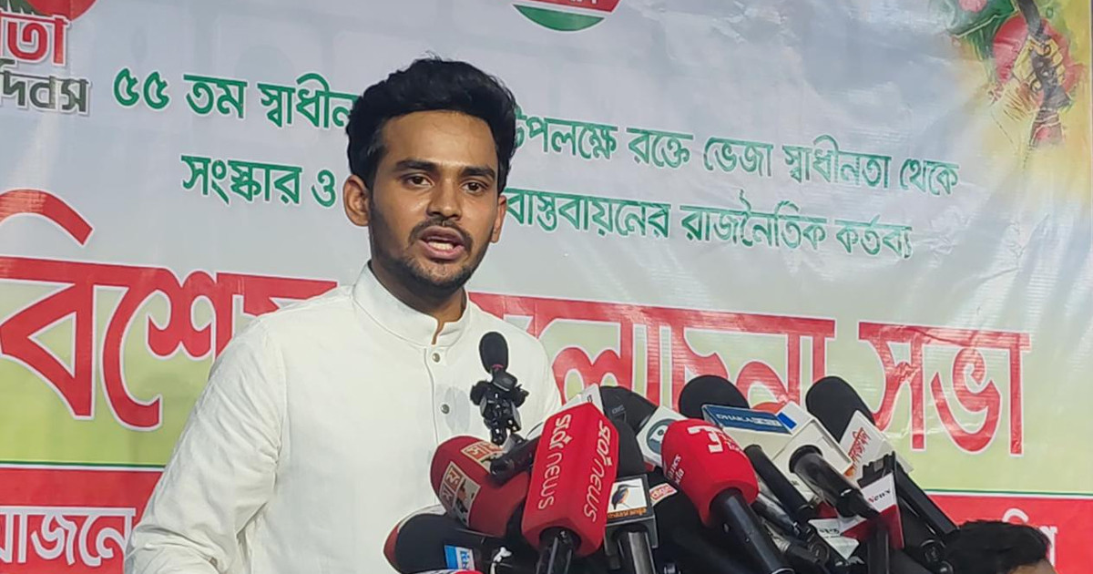 অবশ্যই সরকারের ঘনিষ্ঠ কেউ তেল মজুদ করছে: আসিফ মাহমুদ