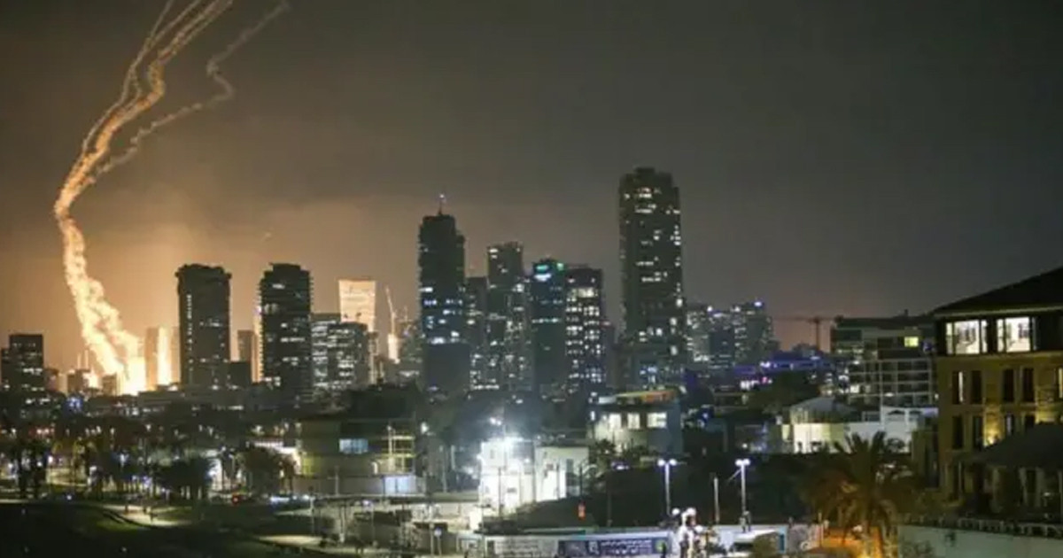 এবার ইসরায়েলের সেনা সদরদপ্তর ও পরমাণু বিদ্যুৎকেন্দ্রে ইরানের হামলা