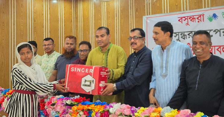 নারীদের স্বাবলম্বী করতে নওগাঁয় বসুন্ধরা শুভসংঘের সেলাই মেশিন বিতরণ