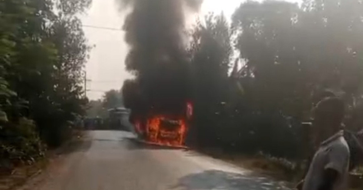 মুহূর্তেই দাউদাউ করে পুড়লো বাস, অল্পের জন্য রক্ষা পেলেন যাত্রীরা