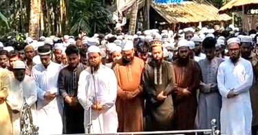 স্ত্রী ও দুই সন্তানকে নিয়ে একই কবরস্থানে সমাহিত মুফতি মমিন