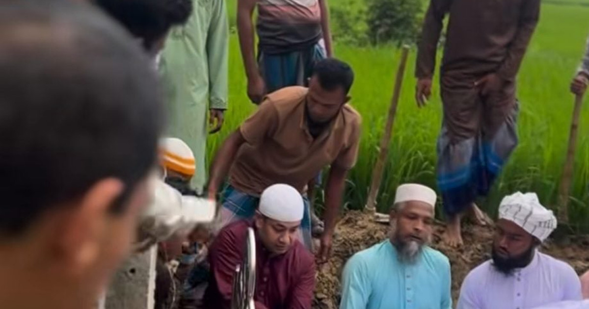 প্রটোকল ভেঙে কবরে নেমে লাশ দাফন প্রতিমন্ত্রীর, ভাসছেন প্রশংসায়