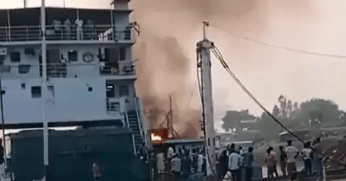 মাঝনদীতে ফেরিতে আগুন