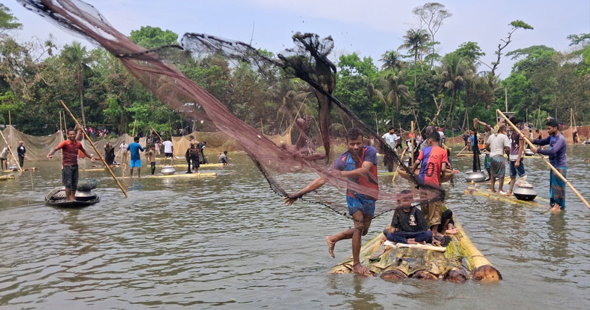 ২০০ বছরের ঐতিহ্যবাহী ফোরকারপারের পুকুরে মাছ ধরার উৎসব