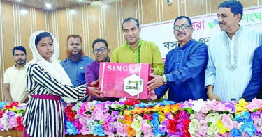 নারীদের স্বাবলম্বী করতে বসুন্ধরা শুভসংঘের সেলাই মেশিন বিতরণ