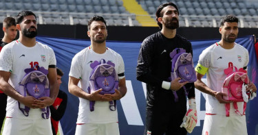 স্কুলব্যাগ হাতে ইরানের নিহত শিক্ষার্থীদের স্মরণে মাঠে নামলেন ফুটবলাররা