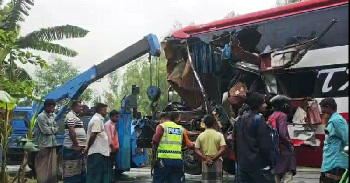 দিনাজপুরে বাস-ট্রাক সংঘর্ষে নিহত ২